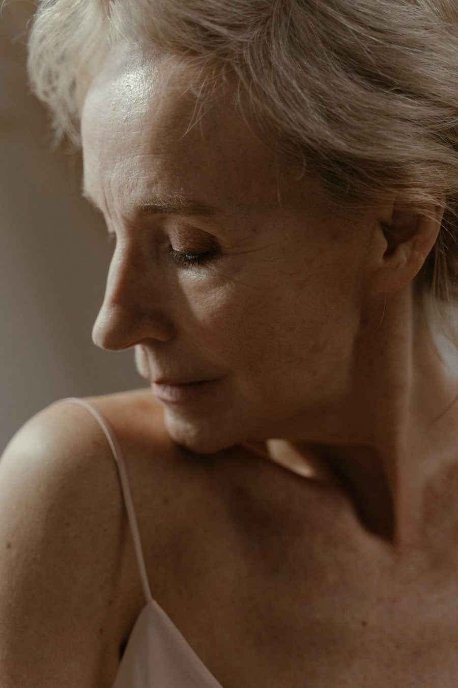 Portrait d'une femme aux cheveux gris dans une lumière douce
