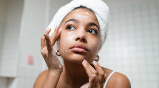 Quel nettoyant visage pour une peau acnéique ?