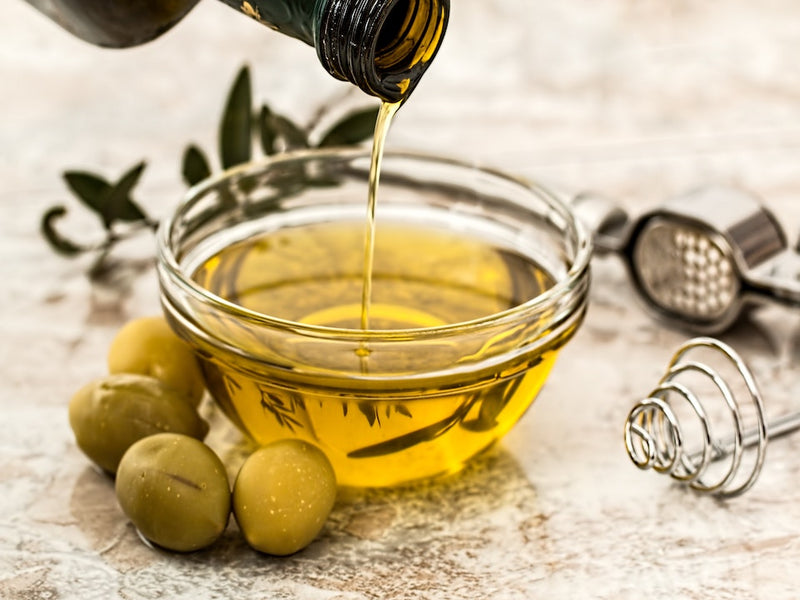 Quelles différences entre huiles végétales et essentielles ?