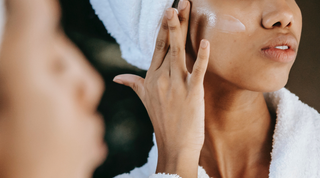 Hydratation ou nutrition : comment savoir ce dont a réellement besoin notre peau ?