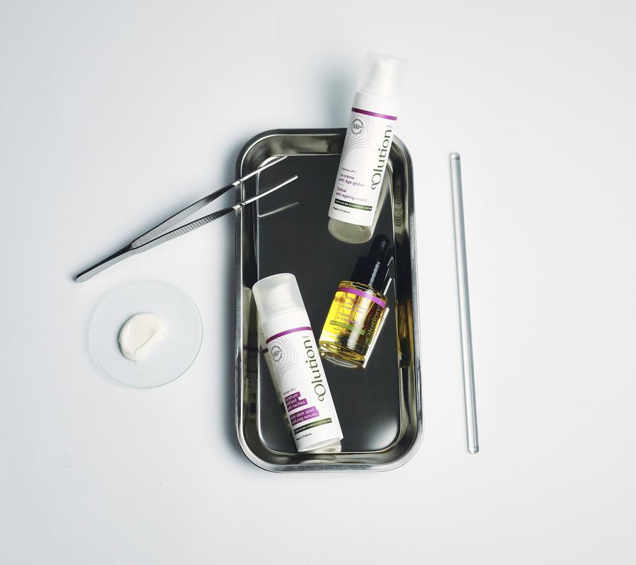 La crème anti-âge global et deux soins de la gamme Active-Lift sur un plateau de laboratoire