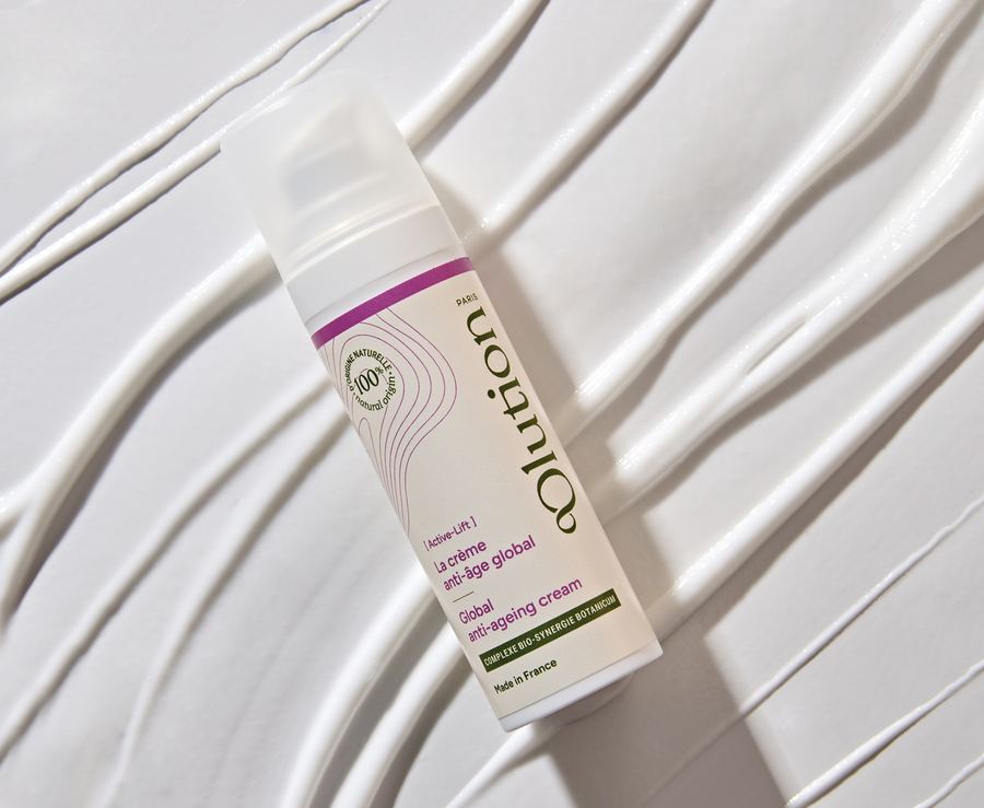 La crème anti-âge global posée sur sa texture onctueuse