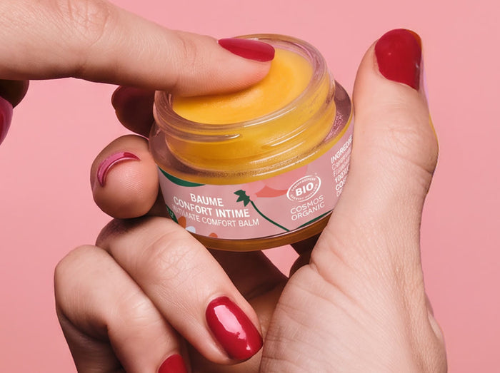 Le pot de baume confort intime ouvert, la texture fondante sous le doigt